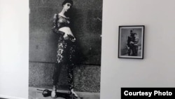 "Rad 'Behind the Scenes' – 'Iza kulisa'. To je fotografija nastala 1994. godine u opkoljenom Sarajevu. To je autoportret, ali fotografisan od modnog fotografa, u kontekstu koji je bio vrlo čudan, editorijala za italijanski časopis Moda", kaže Šejla