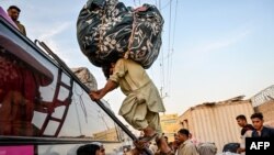 په کراچۍ کې یو افغان کډه باروي - د اپرېل اتمې انځور.