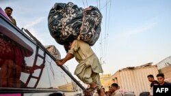 افغان کډوال له پاکستانه د کډې بارولو پر مهال، ارشیف