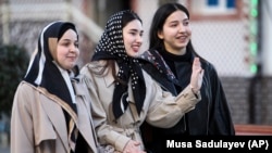 Женщины на улице Грозного. Иллюстративная фотография 