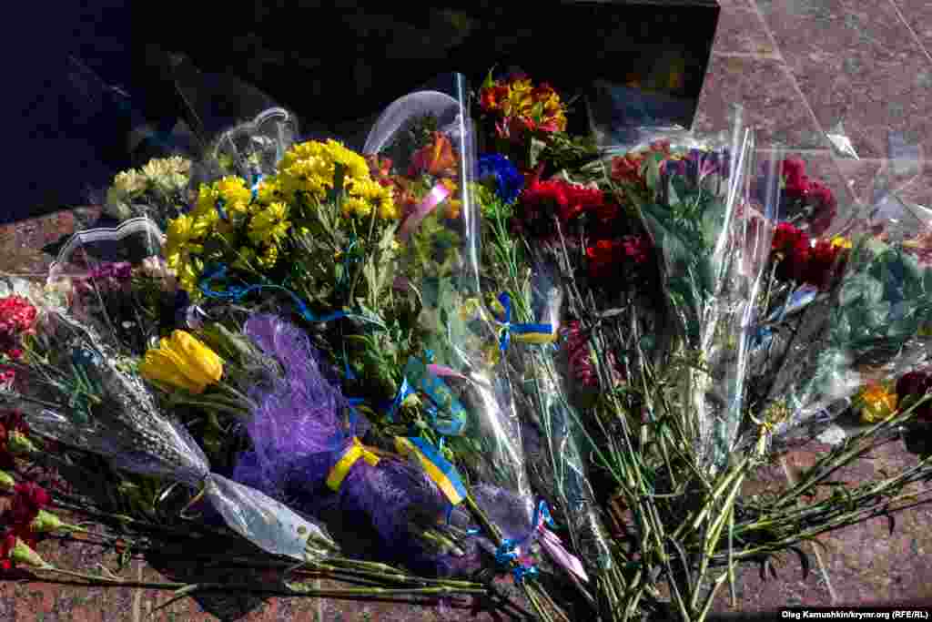 З самого ранку сімферопольці покладали квіти до пам'ятника