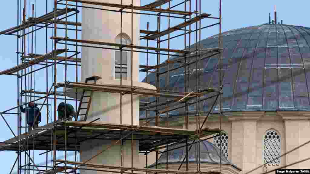 Не зупинила будівництво та пандемія COVID-19. Робочі на об'єкті продовжують оздоблення всупереч обмежувальним заходам, схваленим російською владою Криму