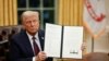 Президент США Дональд Трамп демонструє один зі своїх перших указів, 20 січня 2025 року
