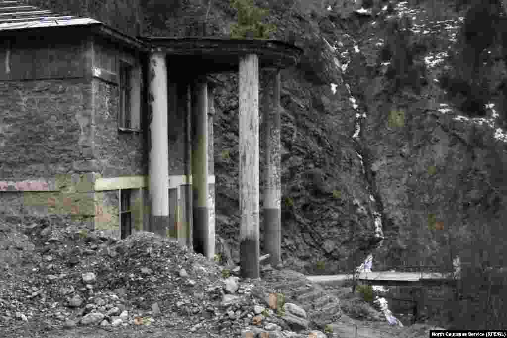 Здание клуба. Старики любят вспоминать был​​ую славу клуба. Говорят, "гремел на весь Алагирский район", а местный ансамбль даже выезжал в Москву на гастроли.