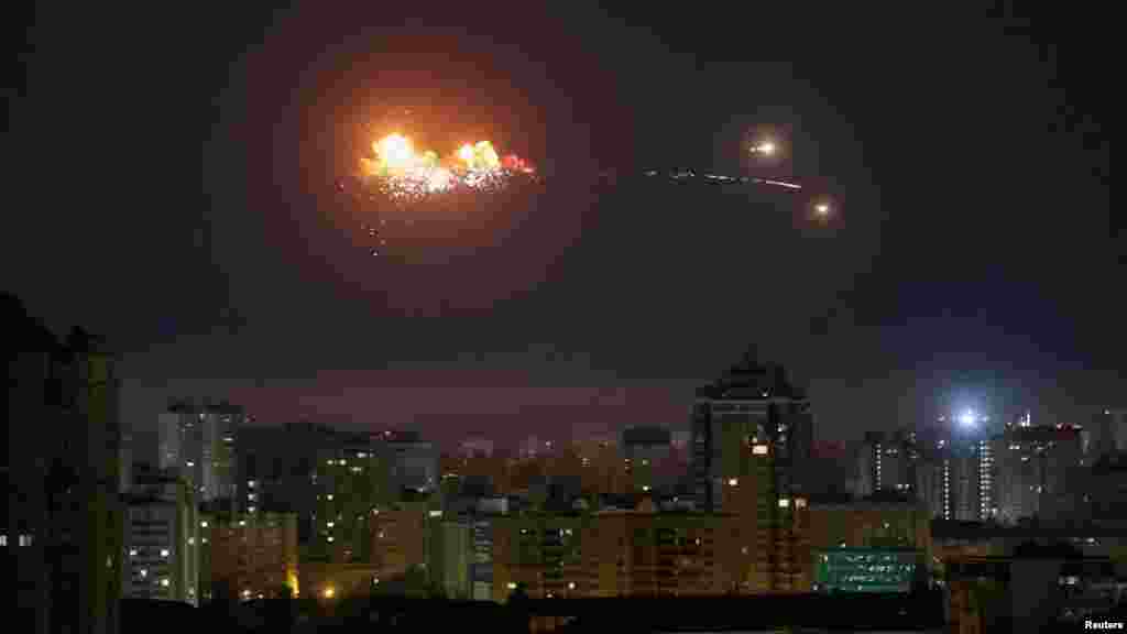 24 aprilie 2025, Kiev, Ucraina – O rachetă balistică explodează deasupra orașului în timpul unui atac cu drone rusești asupra capitalei ucrainene.Armata ucraineană a declarat că peste 210 rachete și drone au fost lansate în atacul din noaptea de miercuri spre joi – printre ele, rachete balistice și rachete de croazieră lansate de bombardiere grele și nave militare din Marea Neagră.