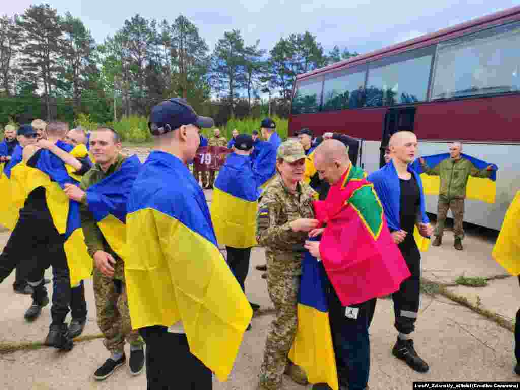 У Координаційному штабі з питань поводження з військовополоненими повідомили, що «Усім звільненим буде надано медичну допомогу та лікування, необхідні речі, одяг, засоби гігієни на перший час. Також будуть здійснені виплати грошового забезпечення за час перебування в полоні та одноразова матеріальна допомога. Визволені оборонці матимуть змогу пройти реабілітацію та реінтеграцію після тривалої ізоляції у російській неволі»