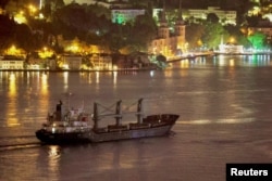 Вантажне судно Aroyat з українським зерном проходить протоку Босфор поблизу Стамбула, Туреччина (ілюстраційне фото)