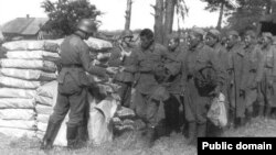 Екінші дүниежүзілік соғыс кезінде неміс әскерінің қолына тұтқынға түскен қазақ жауынгерлері. Сурет Казбек Бейсебаевтың Фейсбук парақшасынан алынды.  