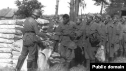 Неміс әскерінің қолына тұтқынға түскен қазақ жауынгерлері. Сурет Казбек Бейсебаевтың Facebook-парақшасынан алынды.  