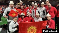 Кыргызстандын курама командасы Сурдлимпиаданын жабылыш аземинде. 26-ноябрь, 2025-ж. 