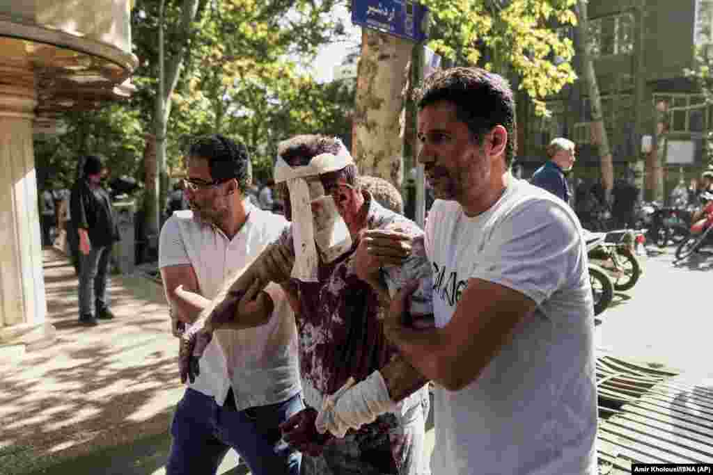 7. 15 ივნისი: დაჭრილი კაცი გაჰყავთ თეირანის ცენტრში მომხდარი აფეთქების ადგილიდან.