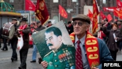 Активист Коммунистической партии держит в руках портрет диктатора Сталина во время марша в честь 92-й годовщины Октябрьской революции. Москва, 7 ноября 2009 года.