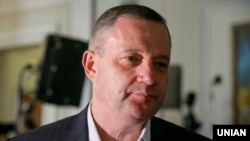 За даними видання «Ґрати», народний депутат здав закордонний паспорт