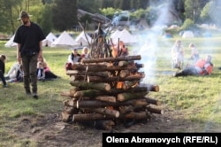 Вечірня ватра під час таборування пластунів на Франкополі