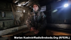 На початку весни 2021-го Росія скупчувала війська біля кордону з Україною. У світі заговорили про можливу ескалацію конфлікту на сході України. Росія заперечувала й стверджувала, що це лише планові навчання