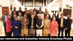 افغانستان د صنعت او سوداګرۍ وزیر نثار احمد غوریانی له پاکستاني پلاوي سره د لیدو مهال ګډ عکس: ۲۰۲۱، ۱۸ مارچ