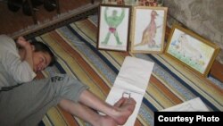 Житель Темиртау Денис Хасанов - молодой человек с ограниченными возможностями - рисует ногами. 