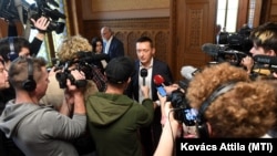 Антал Роган спілкується з журналістами, архівне фото