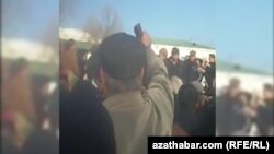 Очередь перед банком в Лебапском велаяте Туркменистана, 2018 