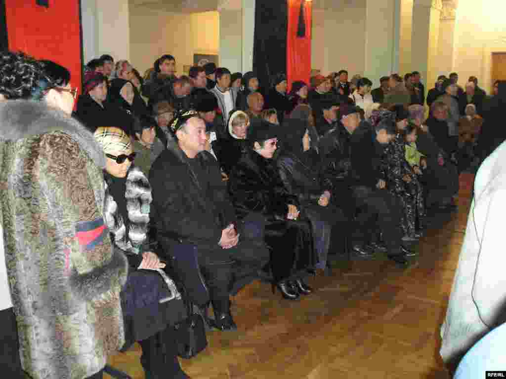 Родственники и близкие Заманбека Нуркадилова принимают соболезнования