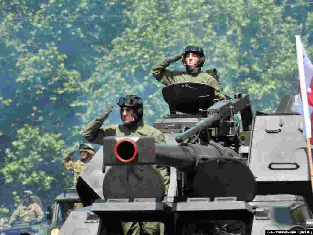 საქართველოს დამოუკიდებლობის 20 წლისთავი თბილისში სამხედრო აღლუმით აღინიშნა.