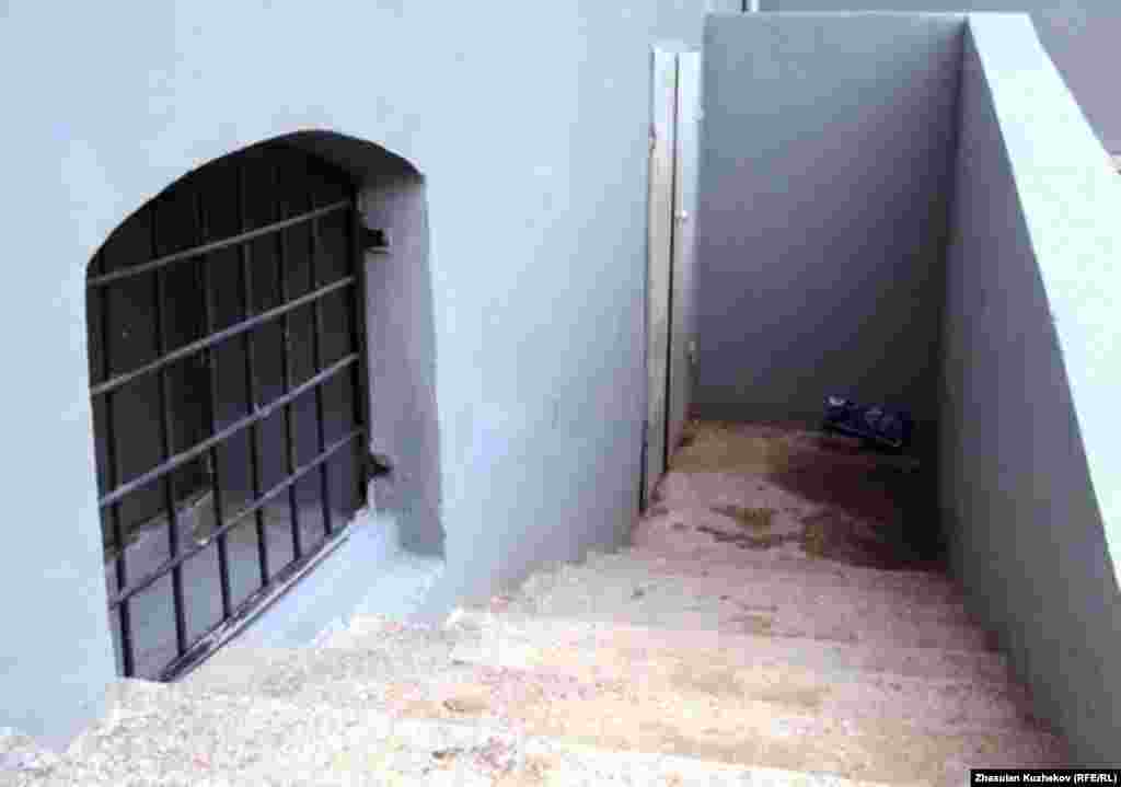 Вход в подвал бывшего управления Карлага, в котором расстреливали узников. Карагандинская область, 31 мая 2011 года.  - Вход в подвал бывшего управления Карлага, в котором расстреливали узников. Карагандинская область, 31 мая 2011 года.  