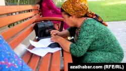 Perzentlerine pul ugratjak bolýan ene-atalar türkmen banklarynda ‘dowamly täzelenýän býurokratik çäklendirmeler’ bilen ýüzbe-ýüz bolýar. 