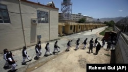 شماری از زندانیان گروه طالبان در داخل محوطه زندان پلچرخی کابل.