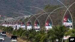 د ۲۰۲۵ز کال په فبرورۍ کې د پاکستان حکومت د ترکیې د ولسمشر تر سفر مخکې په اسلام اباد کې د دواړو هېوادونو د مشرانو او بیرغونو انځورونه ځړولي ول.