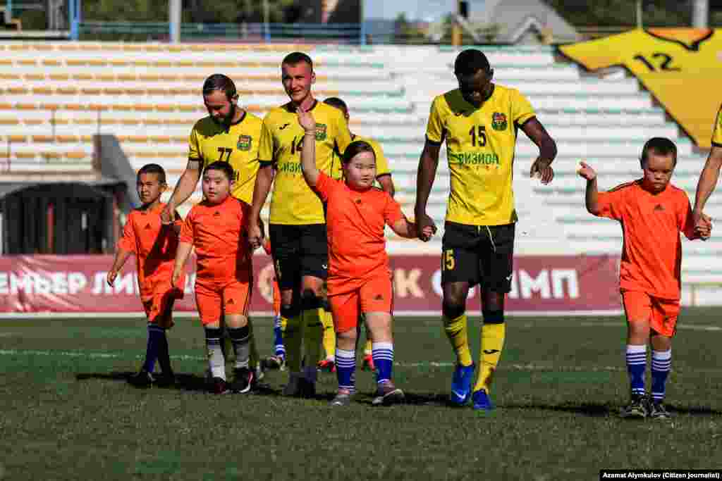 Футболчулар беттештен мурун "Күн балдары" менен жакындан таанышышты.