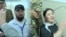 Қырғы журналистері Азамат Ишенбек (сол жақта) пен Махаббат Тәжібеккызының суреттерінен коллаж.