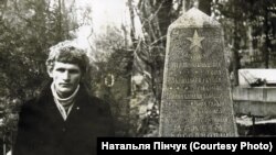 Алесь Бяляцкі на магіле Масіма Багдановіча ў Ялце, архіўнае фота