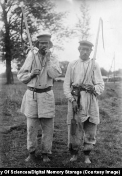 مردان ناشناسی در عکسی دیده می‌شوند که بخشی از آرشیو شخصی فدیر ووک، باستان‌شناس اوکراینی، بوده است