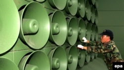 Гучномовці Південної Кореї на кордоні з КНДР, архівне фото, 2004 рік