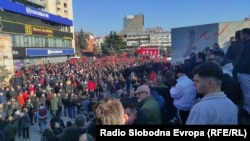 Скопје, 13 декември 2025 – Група поддржувачи на ветераните на Ослободителната војска на Косово (ОВК) се собраа на марш на плоштадот „Скендербег“.