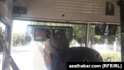 Awtobus sürüjisi maskaly işleýär, Aşgabat, 6-njy iýul, 2020 