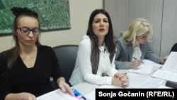 Jovana Stojković (u sredini) sa svojim advokatima na lekarskom Sudu časti