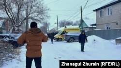 Машина скорой помощи у дома, где проходят похороны погибшей четы. Актобе, 16 января 2025 года