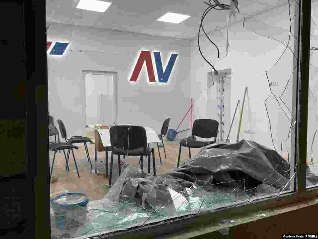 Razlupane prostorije Srpske napredne stranke (SNS) u Beogradu, 18. avgusta. Pojedine maskirane osobe bacale su kamenice na prostorije vladajućeg SNS-a tokom antivladinih protesta u više gradova Srbije. Demonstracije su reakcija na postupanje policije prema demonstrantima koji traže odgovornost za stradanje 16 osoba u padu nadstrešnice Željezničke stanice u Novom Sadu prošlog novembra.