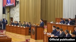 Премьер-министр жана өкмөт мүчөлөрү ант берген күнү президент Садыр Жапаров сөз сүйлөгөн. Парламент 3-февраль, 2021-жыл. 