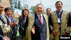 Президент Нұрсұлтан Назарбаев (ортада) пен қызы Дариға Назарбаева (сол жақтан үшінші)  Қазақстан халқы бірлігі мерекесінде жүр. Алматы. 1 мамыр 2016 жыл.