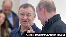 Брати Ротенберги є давніми знайомими президента Росії (на фото – Аркадій Ротенберг і Володимир Путін)