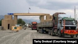 پر خرلڅیو لارې لارۍ له افغانستانه پاکستان ته د اوړېدو په حال کې: د ۲۰۲۵ز کال د مې اتمې انځور