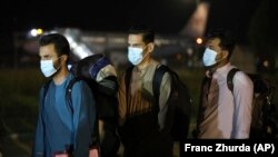 Afganët e evakuuar pas arritjes në Aeroportin Ndërkombëtar të Tiranës në Shqipëri, në gushtin e vitit  2021.