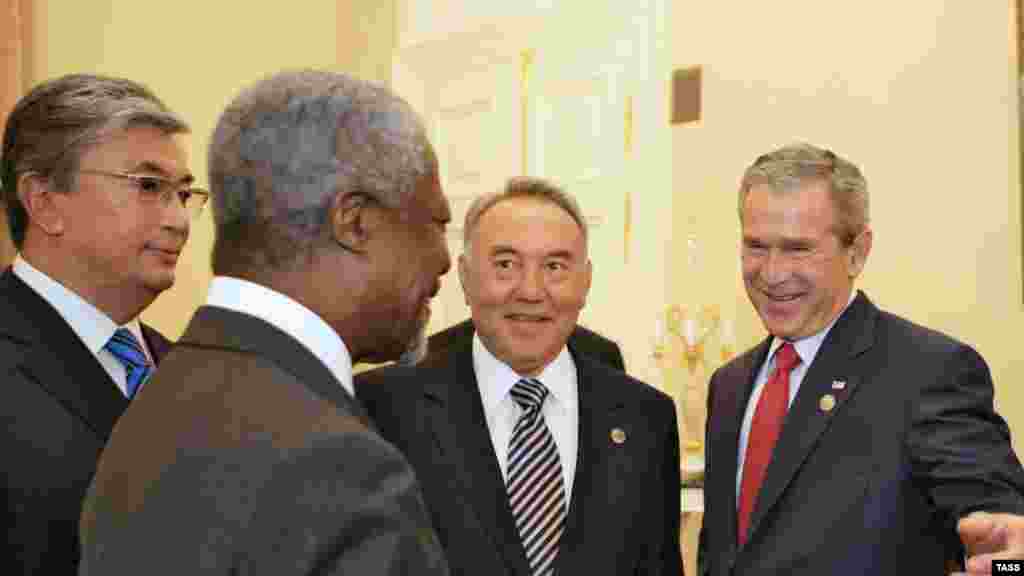 БҰҰ сол кездегі төрағасы Кофи Аннан (бірінші планда), сол кездегі Қазақстанның сыртқы істер-министрі Қасым-Жомарт Тоқаев (оң жақта), АҚШ президенті Джордж Буш және Қазақстан президенті Назарбаев "Үлкен сегіздік" жиынында. Санкт-Петербург, 17 шілде 2006 жыл.&nbsp;&nbsp;