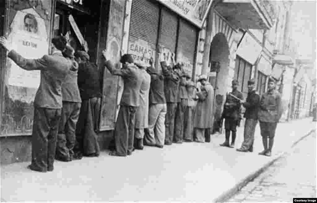 După crimele de la București din ianuarie 1941, în timpul rebeliunii legionare, pogromul de la Iași, cu cele peste 13.000 de victime, este începutul participării României la Holocaust. A urmat deportarea evreilor din Bucovina, Nordul Moldovei și Basarabia, în lagărele din Transnistria.