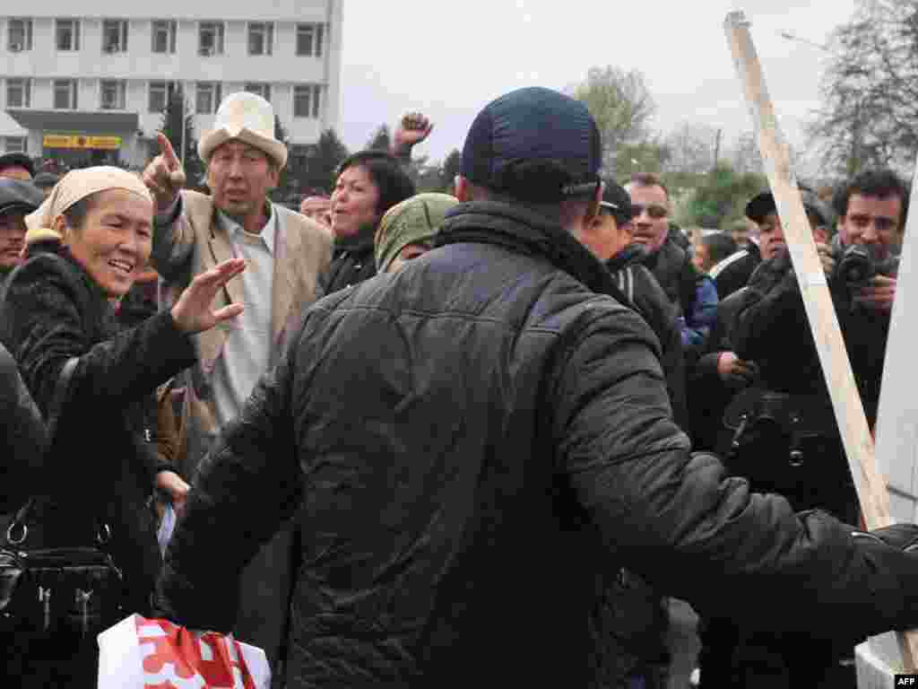 Столкновения между сторонниками оппозиции и сторонниками Курманбека Бакиева в Оше, 15 апреля 2010 года. 