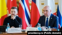 Președintele Ucrainei, Volodimir Zelenski, și președintele interimar al României, Ilie Bolojan la primul summit organizat de Londra privind Ucraina, la o zi de la conflictul din Biroul Oval. 