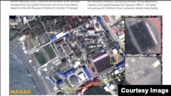 Yaleov izvještaj sadrži satelitske snimke kampa, uz napomenu da se na njima vide "tamne tačke... koje su u skladu s izgledom pojedinačnog osoblja u organiziranim formacijama".