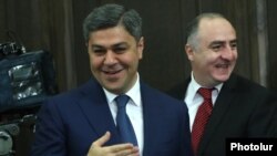 Директор Службы национальной безопасности Артур Ванецян (слева) и начальник Специальной следственной службы Сасун Хачатрян 